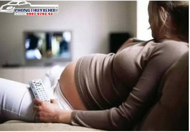 Các mẹ bầu nên hạn chế xem ti vi thường xuyên để không làm ảnh hưởng đến sức khỏe của mình lẫn thai nhi