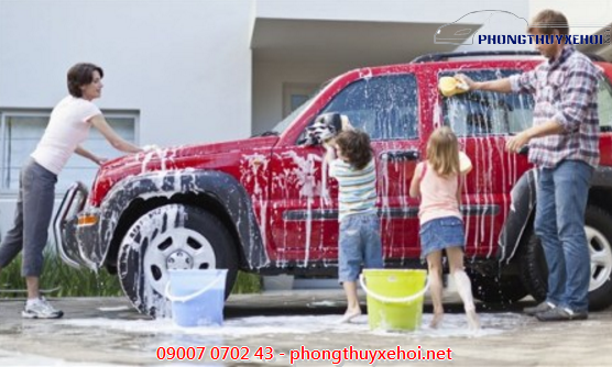 Rửa sạch cửa sổ xe hơi cách đơn giản mang đến may mắn cho xe hơi theo phong thủy