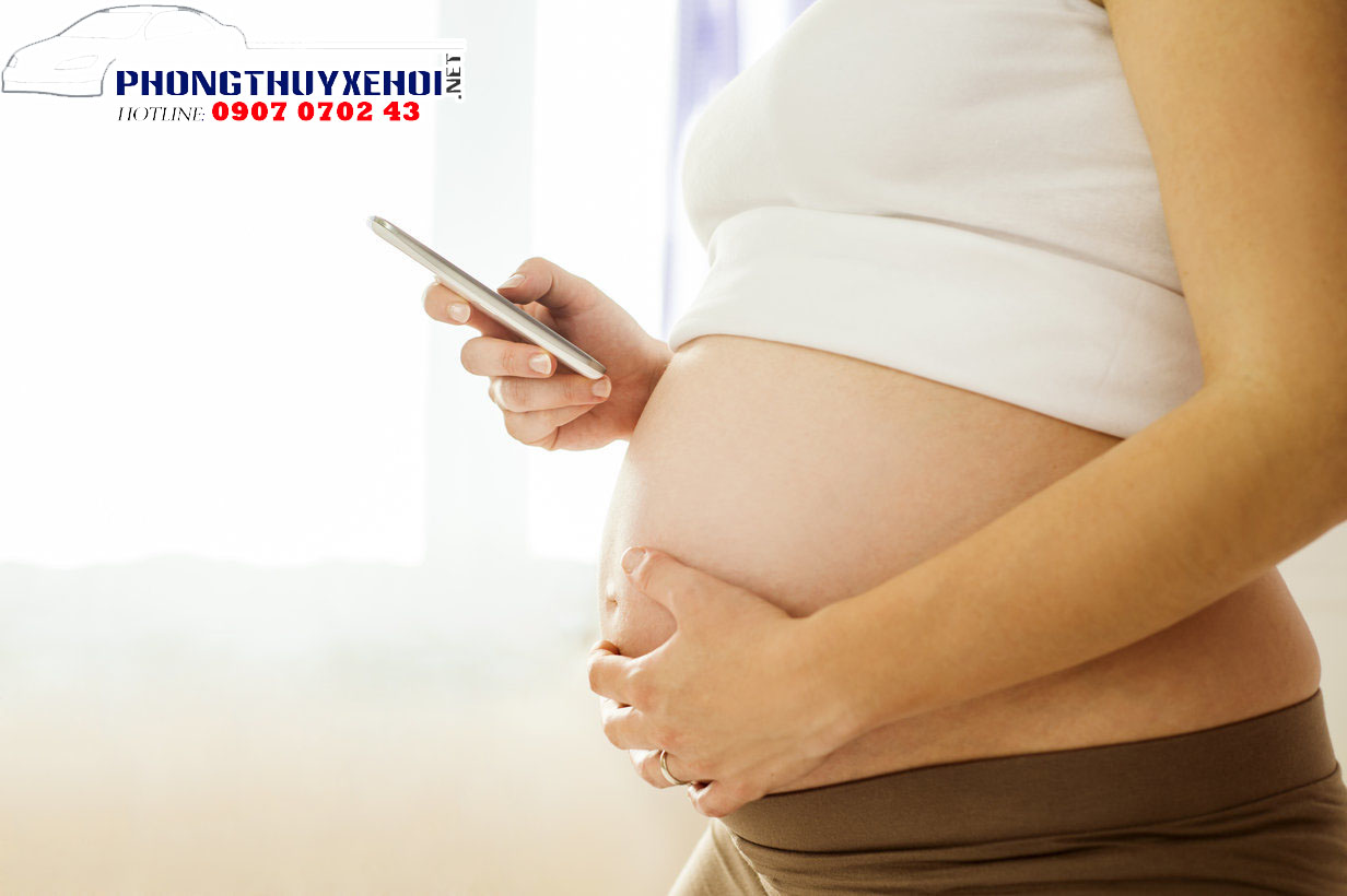 Việc sử dụng thường xuyên các thiết bị điện tử cực kì không tốt cho sức khỏe của mẹ và thai nhi