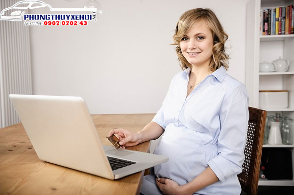 Mẹ bầu nên đặt máy tính lên bàn để làm việc thay vì đặt lên người để tránh những ảnh hưởng xấu đến sức khỏe thai nhi