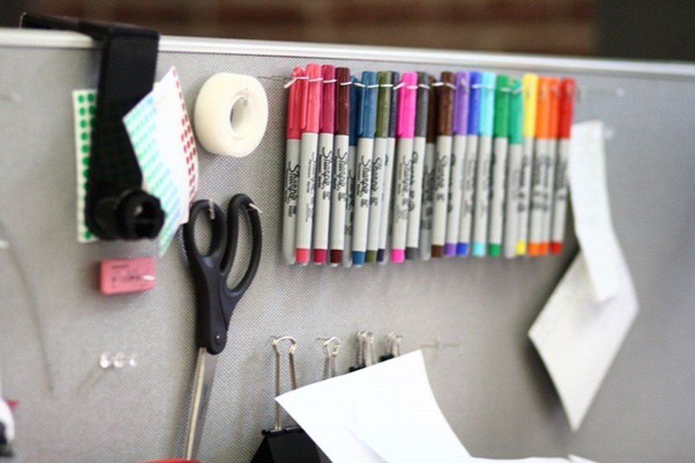 Bút, thước hoặc các đồ vật sắc nhọn nên để trong hộp tủ của bàn làm việc